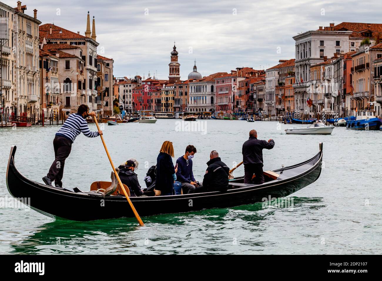 La gente local toma un Traghetto (un bote de góndola usado para transbordar  a los locales a través del Gran Canal), Venecia, Italia Fotografía de stock  - Alamy