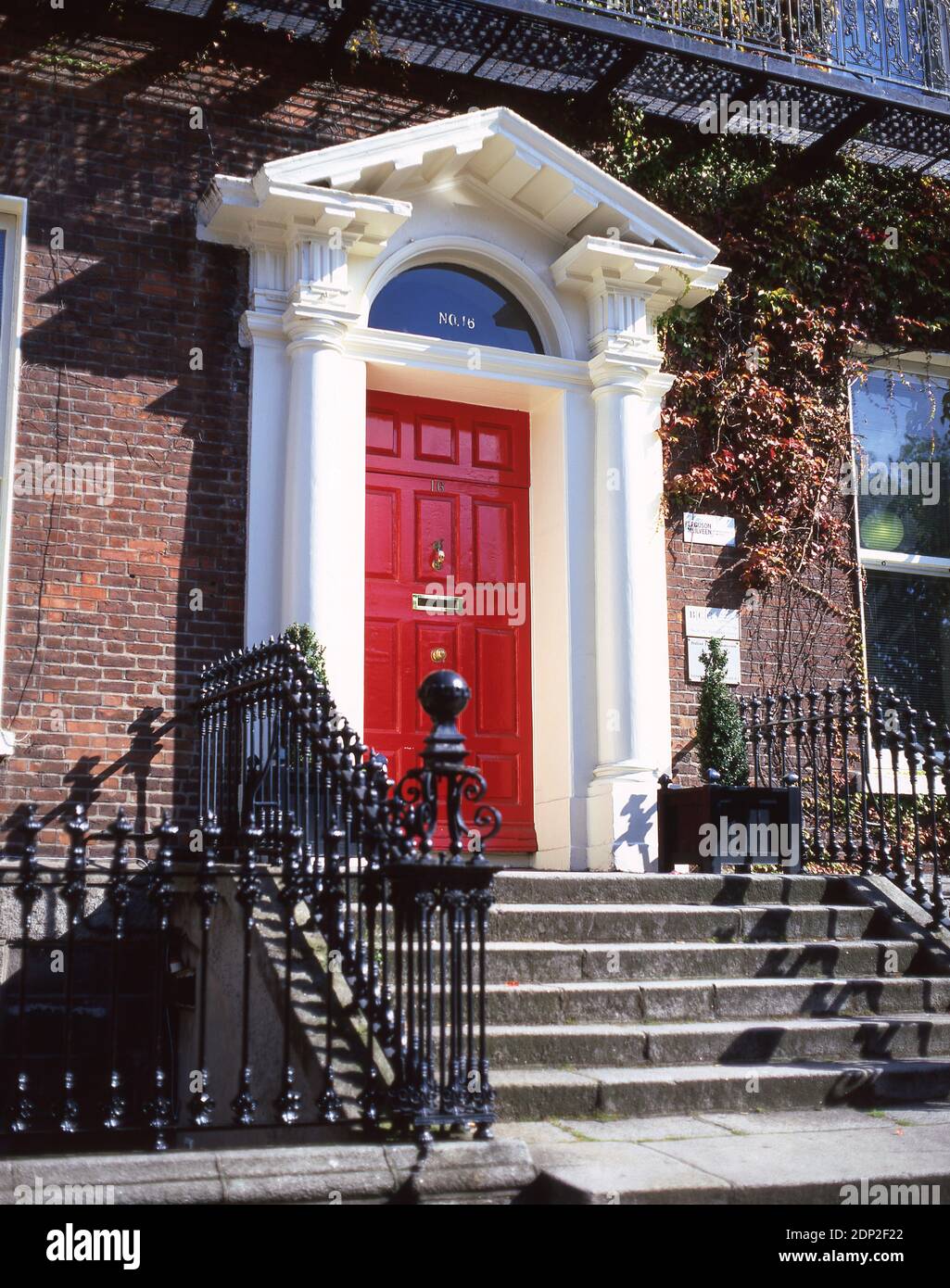 Colorido puerta georgiana, St Stephen's Green, Dublin, Leinster, Provincia de la República de Irlanda Foto de stock