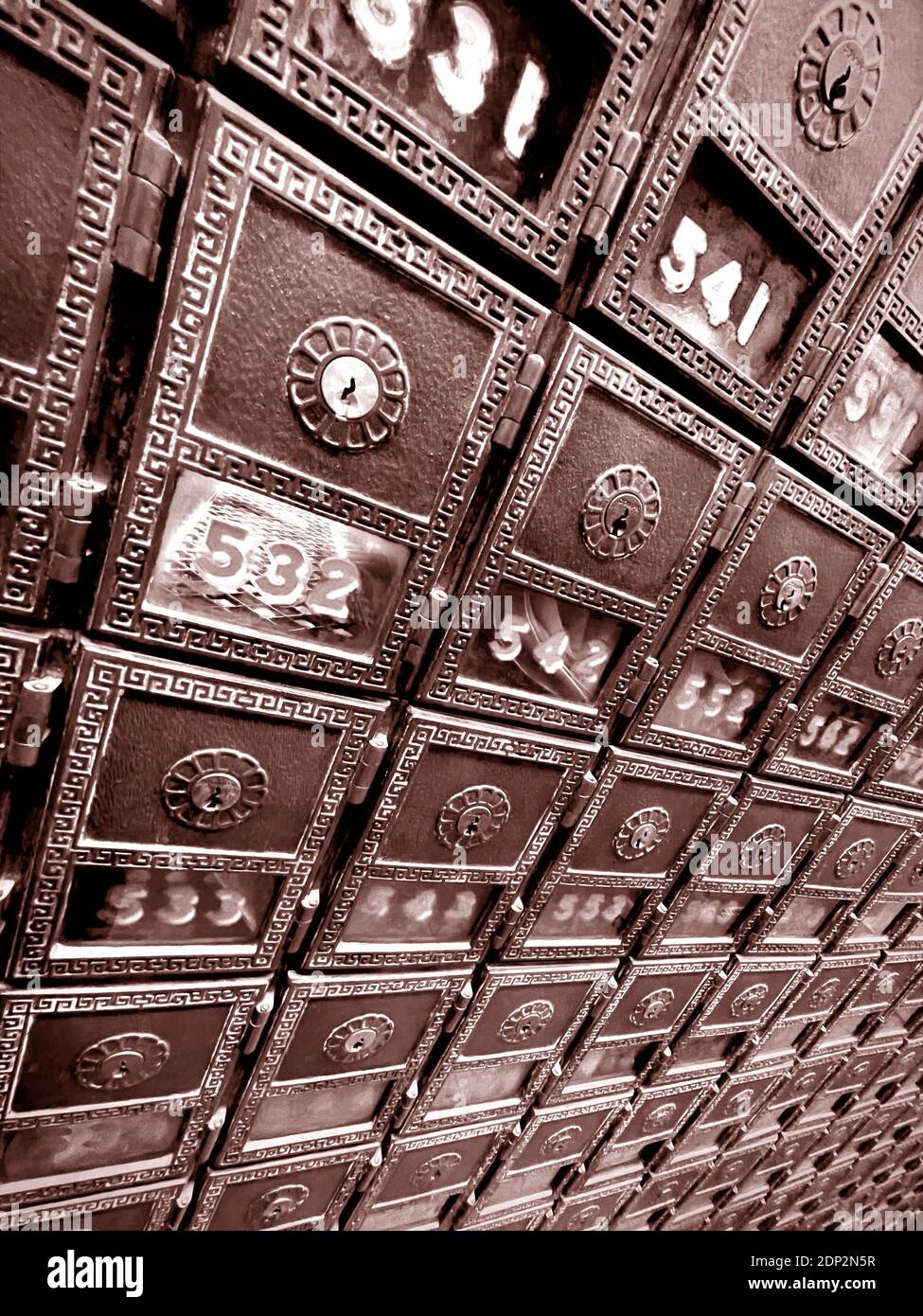 Buzones de correos en la antigua oficina de correos en la ciudad de Nueva York. Ángulo muy espectacular con lente gran angular, lo que hace que la perspectiva de un punto de fuga. Foto de stock