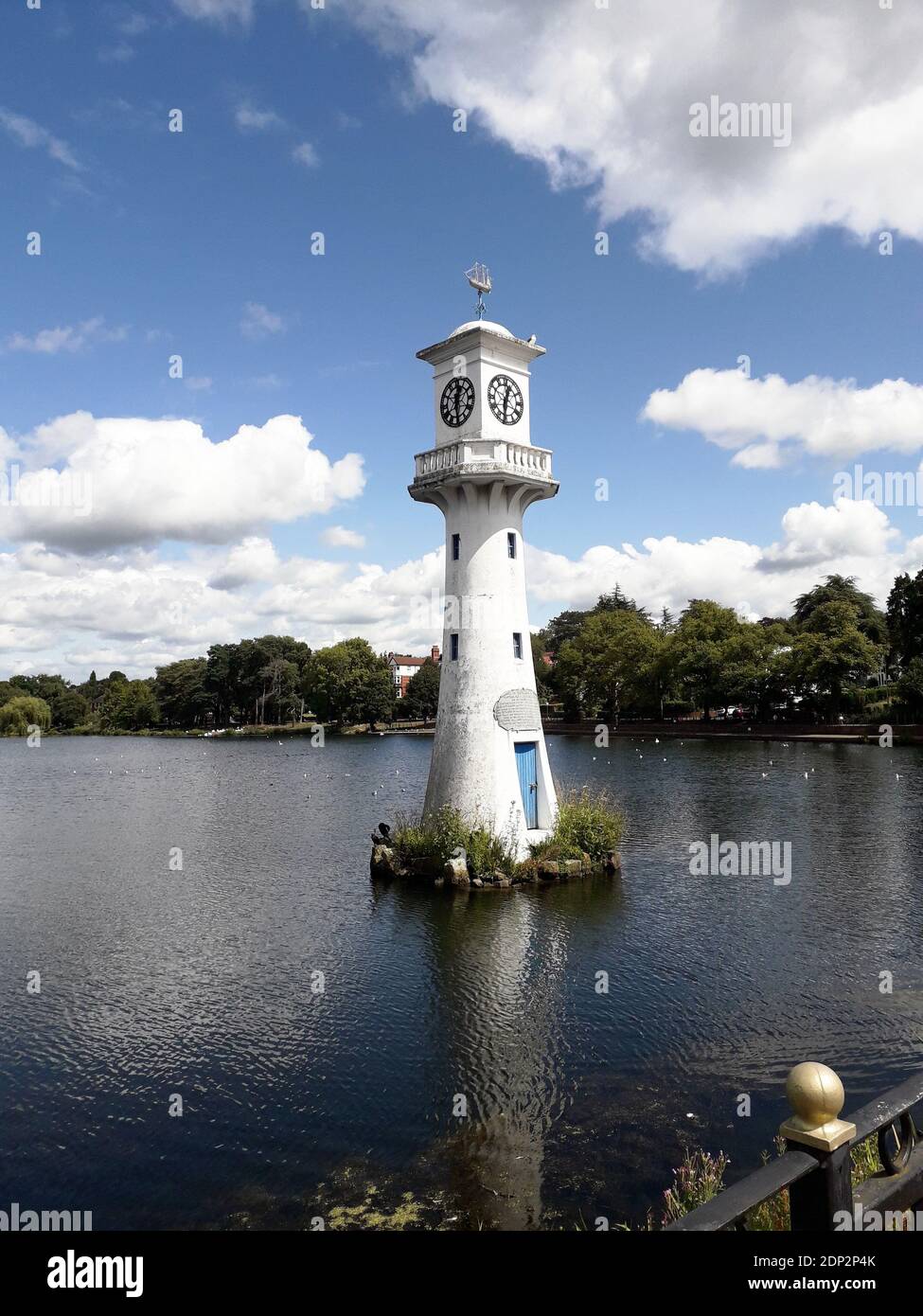 Cardiff, Gales, Reino Unido - 2 de julio de 2020: Lago Roath Park en Cardiff. El faro es el monumento a Scott en memoria del capitán Scott que se fue de Cardi Foto de stock