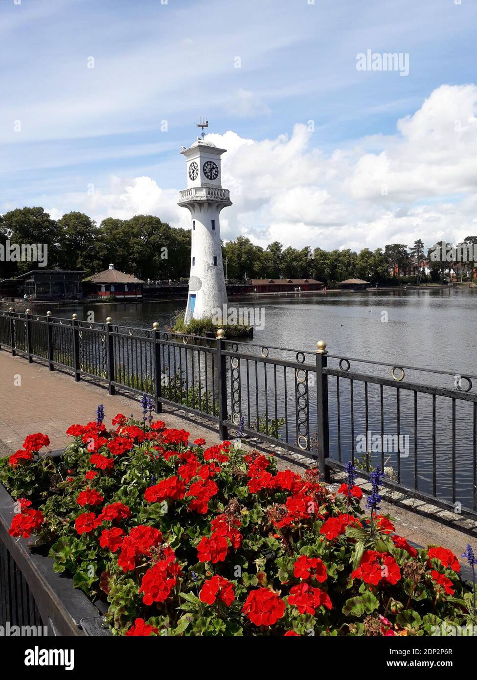 Cardiff, Gales, Reino Unido - 2 de julio de 2020: Lago Roath Park en Cardiff. El faro es el monumento a Scott en memoria del capitán Scott que se fue de Cardi Foto de stock