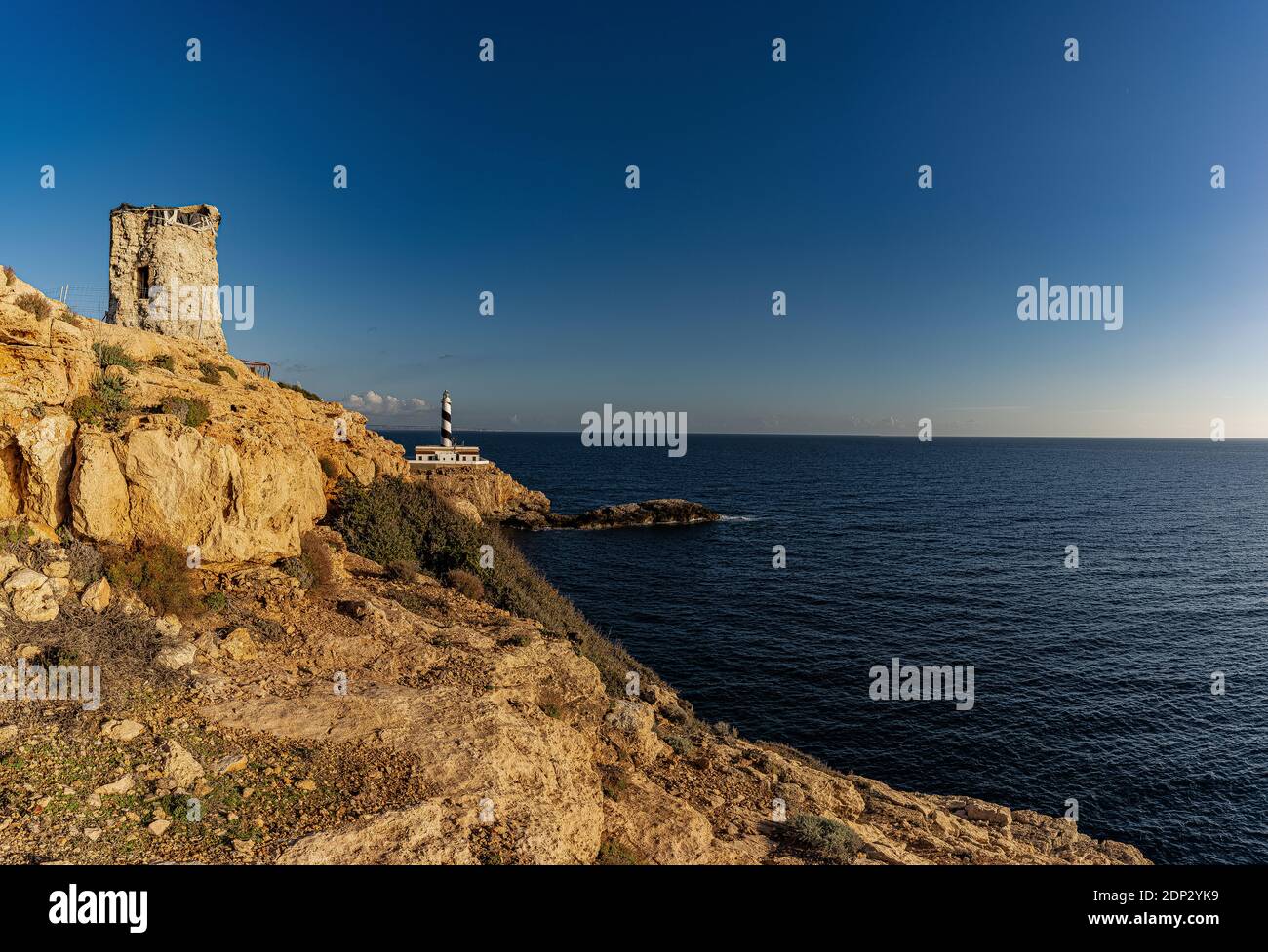 Imagen de la torre de defensa y el faro de Cala Figuera, en Calvia, Mallorca, España Foto de stock