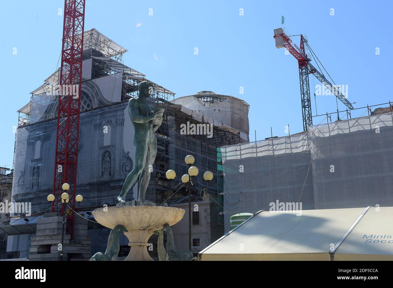 Una vista de la iglesia del siglo XVII ANIME Sante (almas Sagradas) en L'Aquila, Italia el 9,2015 de abril seis años después del terremoto. Seis años después de L'Aquila todavía se encuentra Una vista de la iglesia del siglo XVII ANIME Sante (almas Sagradas) en L'Aquila, Italia el 9,2015 de abril seis años después del terremoto. Seis años después de L'Aquila todavía se encuentra