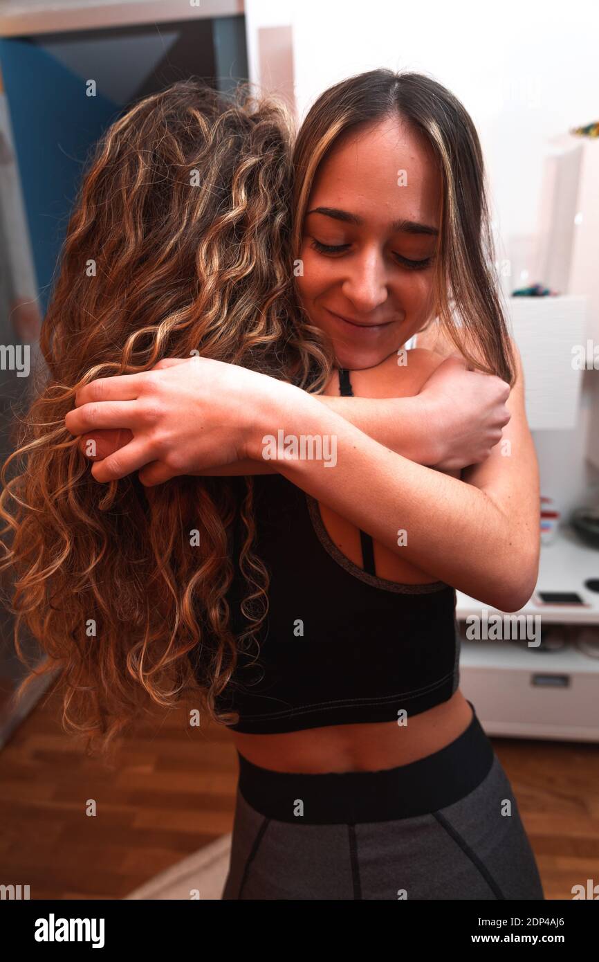 Dos niñas abrazándose una a la otra con ropa deportiva Fotografía de stock  - Alamy