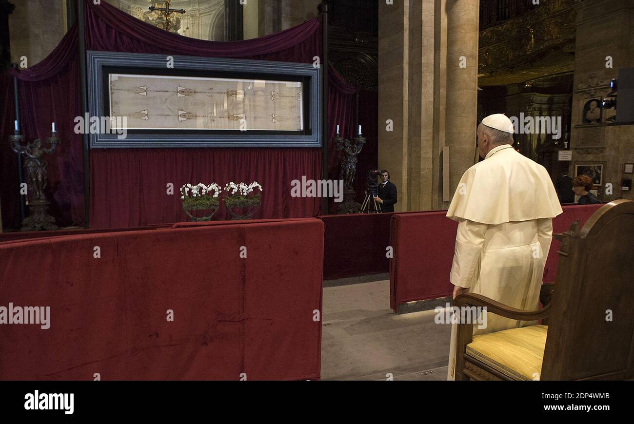 El Papa Francisco hizo una pausa en la oración silenciosa ante la Sábana  Santa de Turín el 21 de junio de 2015, convirtiéndose en el último de  cientos de miles de personas