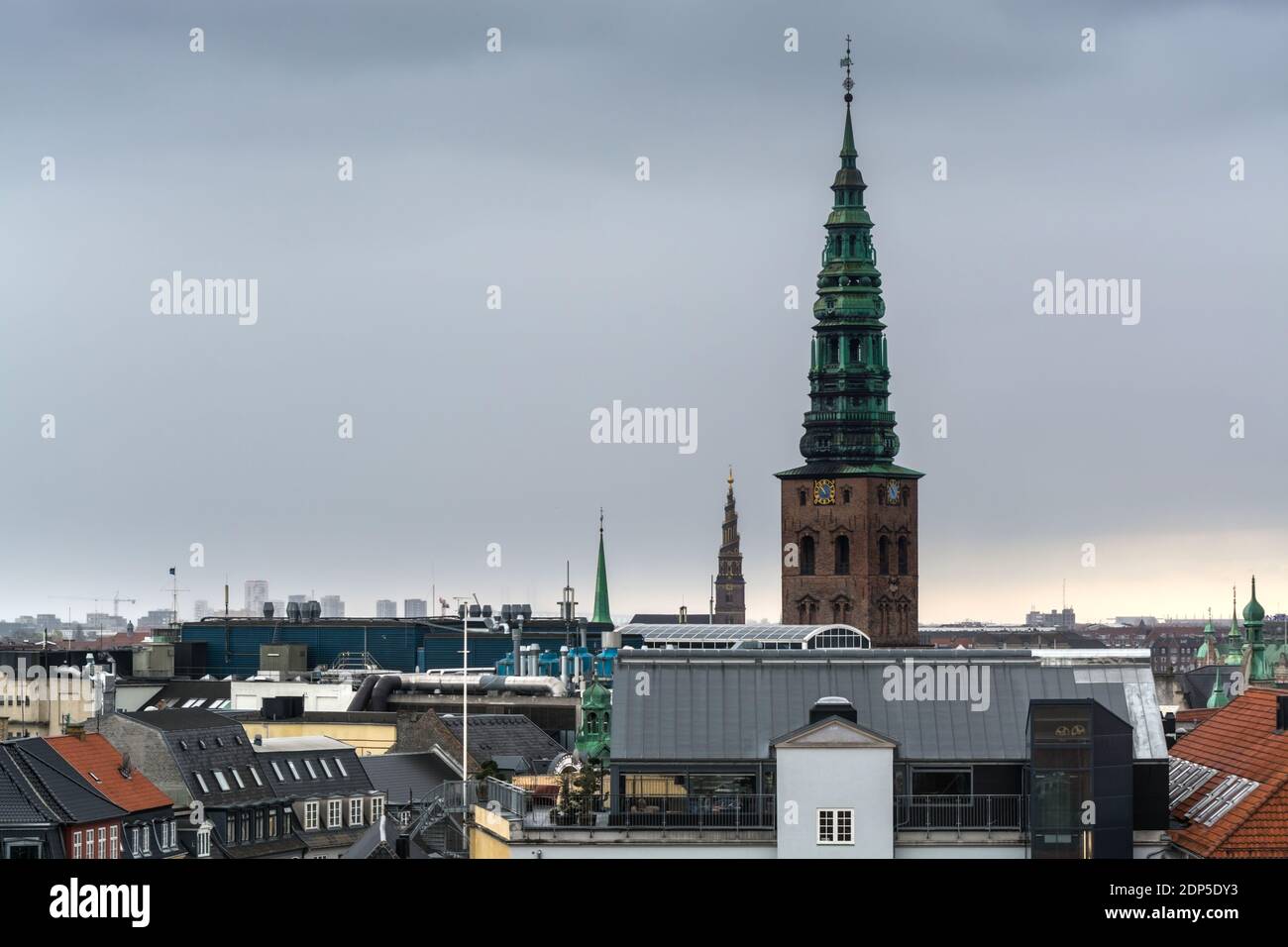 Vista aérea de la ciudad de Copenhague desde la Torre Redonda (Rundetaarn) en un día lluvioso y brumoso con cielo nublado y San Nicolás campanario de la iglesia, ahora es ni Foto de stock