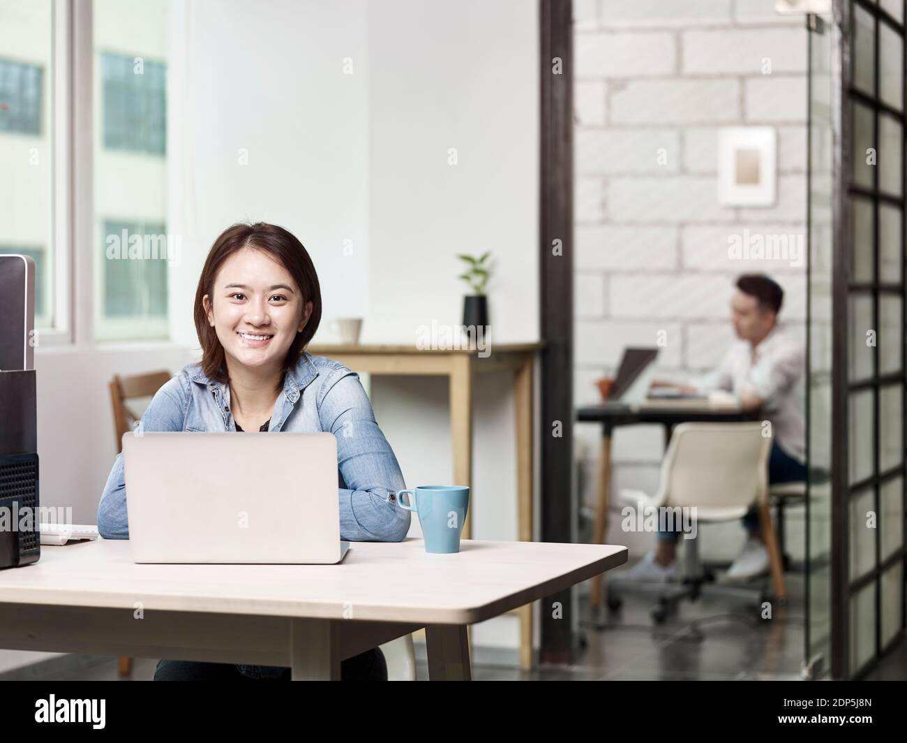 retrato de una joven empresaria asiática mirando la cámara sonriendo Foto de stock