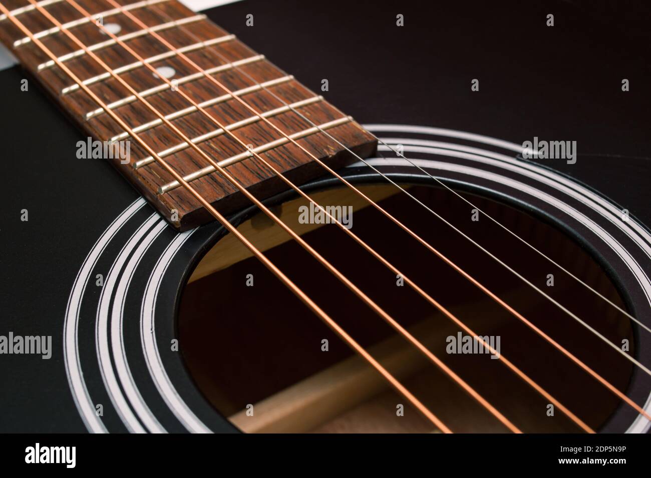 Las cuerdas de guitarra negra y amarilla cierran la fotografía macro  Fotografía de stock - Alamy