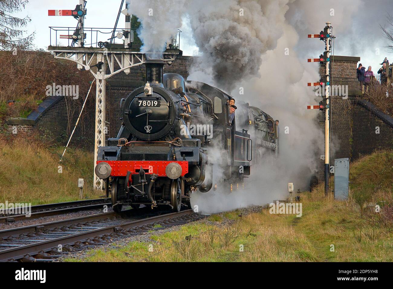 LMS Ivatt clase 2 2-6-0 Nº 78019 y BR Britannia clase 4-6-2 Nº 70013 ‘Oliver Cromwell’ salió de Beeches Road Bridge con un servicio de Leicester Foto de stock