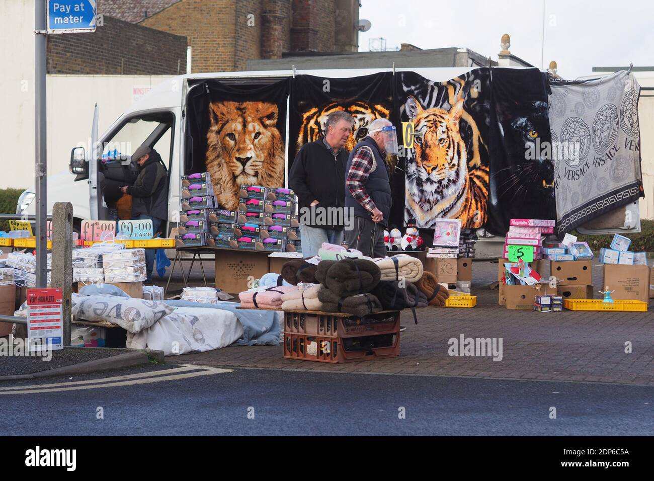 Sheerness, Kent, Reino Unido. 19 de diciembre de 2020. Swale es uno de los hotspots de coronavirus / covid del Reino Unido. En la foto mercado Sheerness y calle alta. Crédito: James Bell/Alamy Live News Foto de stock