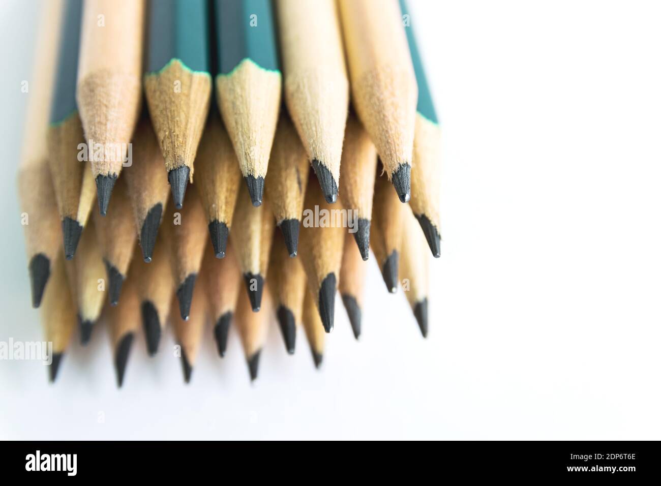 Lápices es un instrumento para escribir o dibujar, que consiste en un palo  delgado de grafito o una sustancia similar encerrado en un pedazo largo y  delgado de madera o fijado en