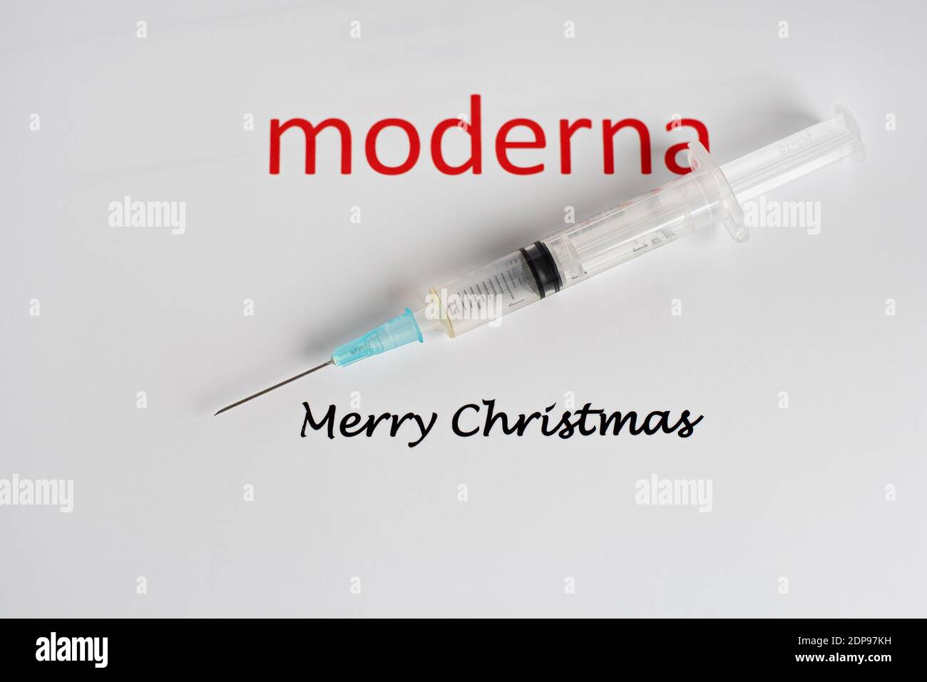 Moderna logo con una jeringa y el texto feliz Navidad, Dinamarca, diciembre de 19,2020 Foto de stock