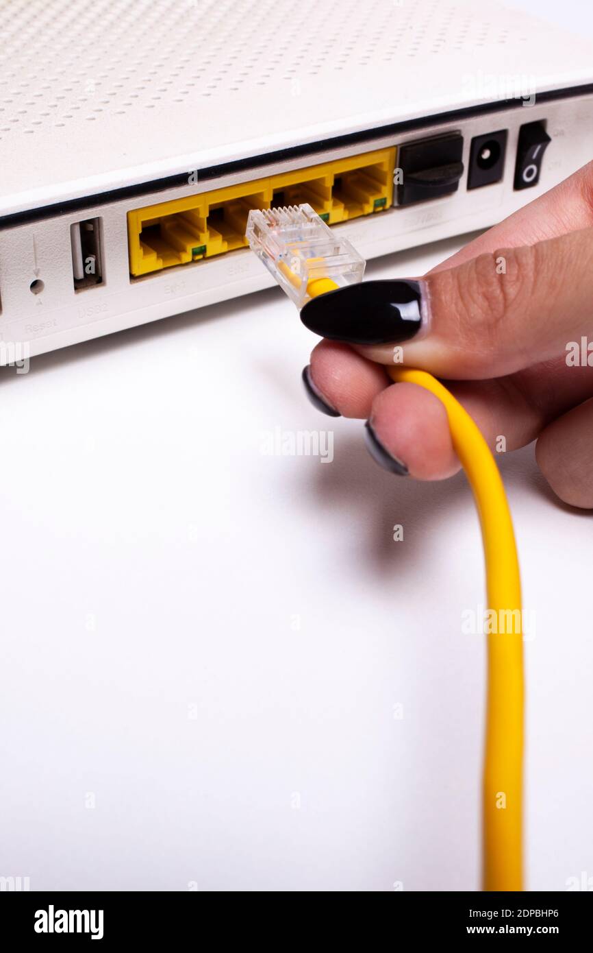 Módem de Internet y conexión por cable ethernet Fotografía de stock - Alamy