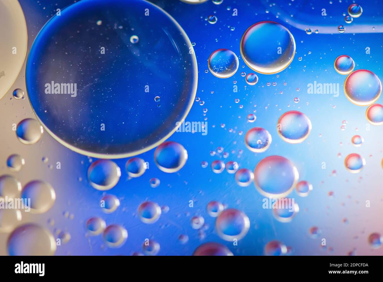 Gotas de aceite en agua. Imagen del patrón psicodélico abstracto. Resumen de fondo con degradado de color Foto de stock