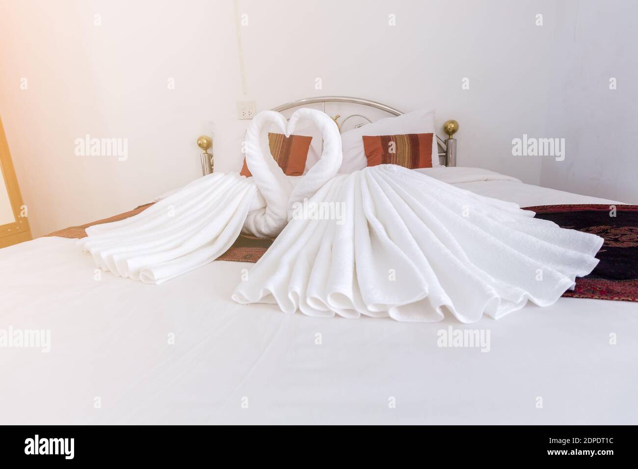 Sábanas en forma de cisne en las camas en casa Fotografía de stock - Alamy