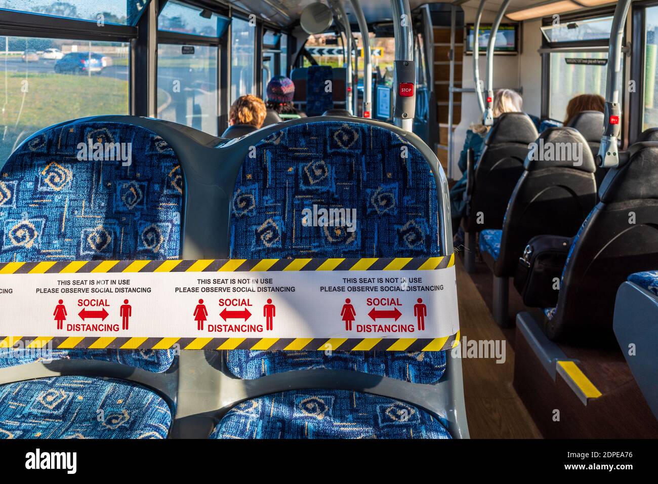 Aplicación de la ley de distanciamiento social en los autobuses. Restricciones de uso de asientos de autobús en vigor durante la pandemia de Covid-19. Foto de stock
