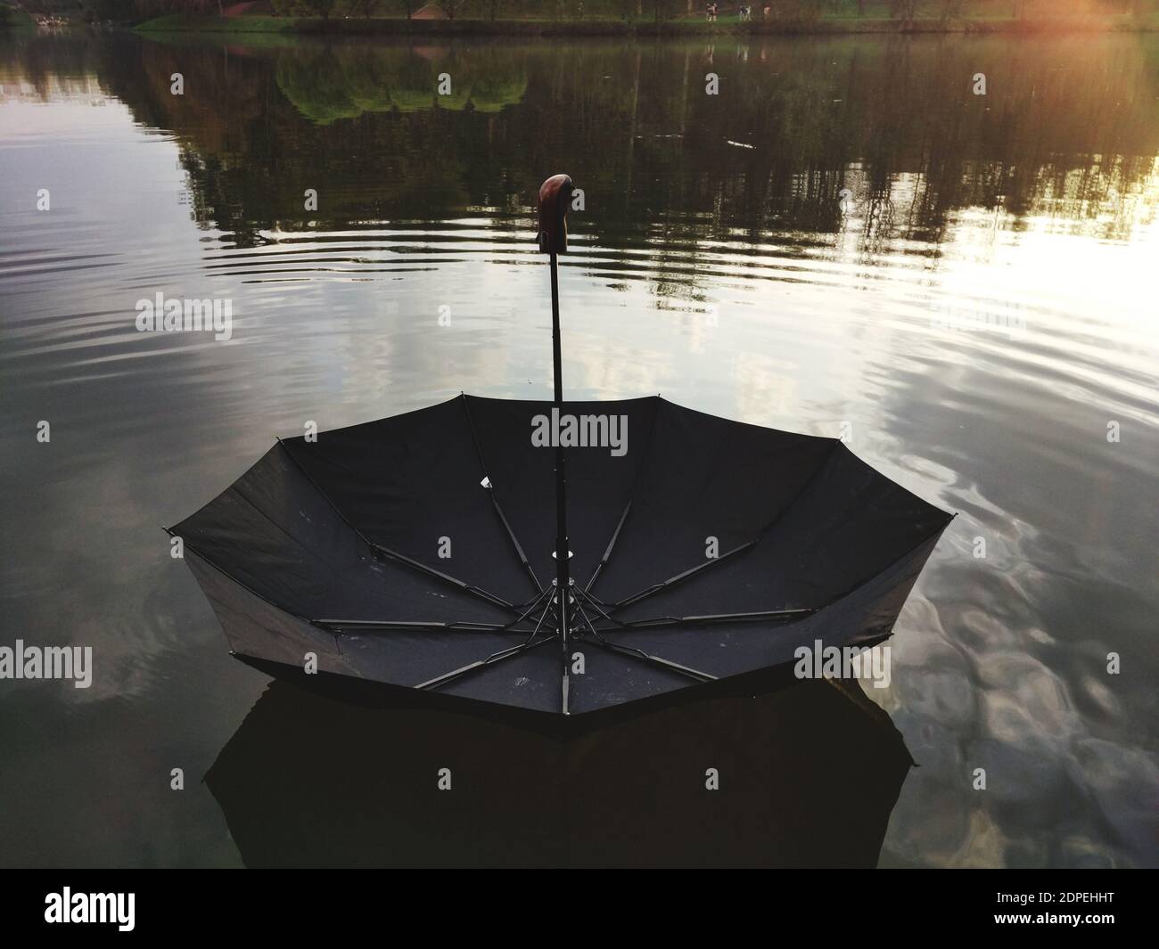 Lejos vida Porcentaje Vista en ángulo alto de la sombrilla al revés flotando en el lago  Fotografía de stock - Alamy