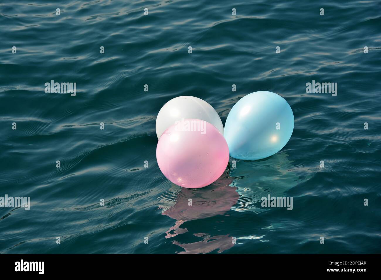 Punta de flecha oyente tener Vista en ángulo alto de globos que flotan en el mar Fotografía de stock -  Alamy