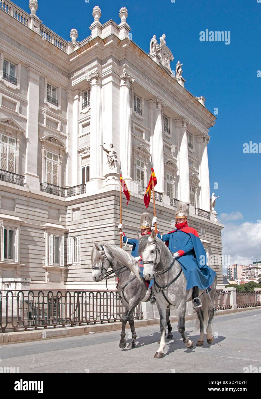 Guardias montados en el Palacio Real de Madrid, España Foto de stock