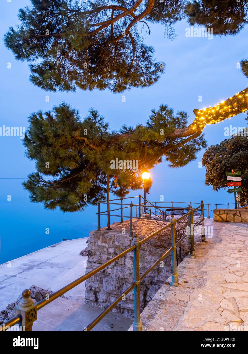 Paseo marítimo parhway iluminación de advenimiento en Opatija en Croacia Kvarner bahía Europa Foto de stock
