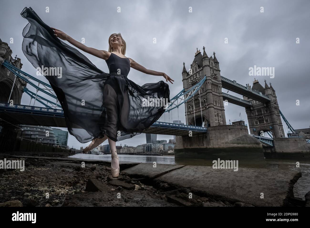 Natsuki Uemura, una profesora independiente de ballet y danza contemporánea, realiza una rutina de baile temprano en la mañana cerca de Tower Bridge, Londres, Reino Unido. Foto de stock