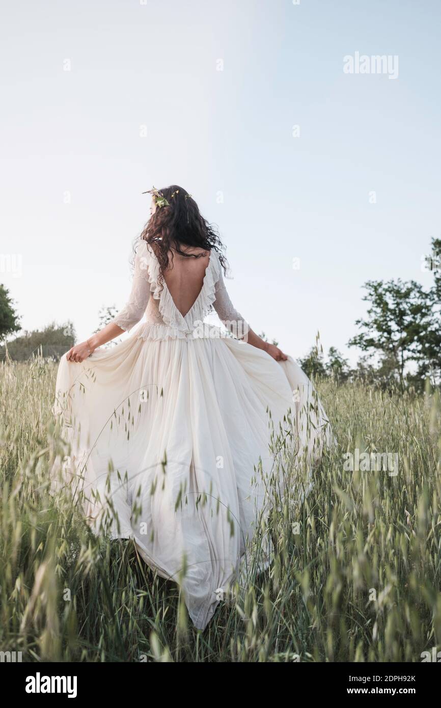 Novia Caminando en el Campo en un vestido largo de la boda Fotografía de  stock - Alamy