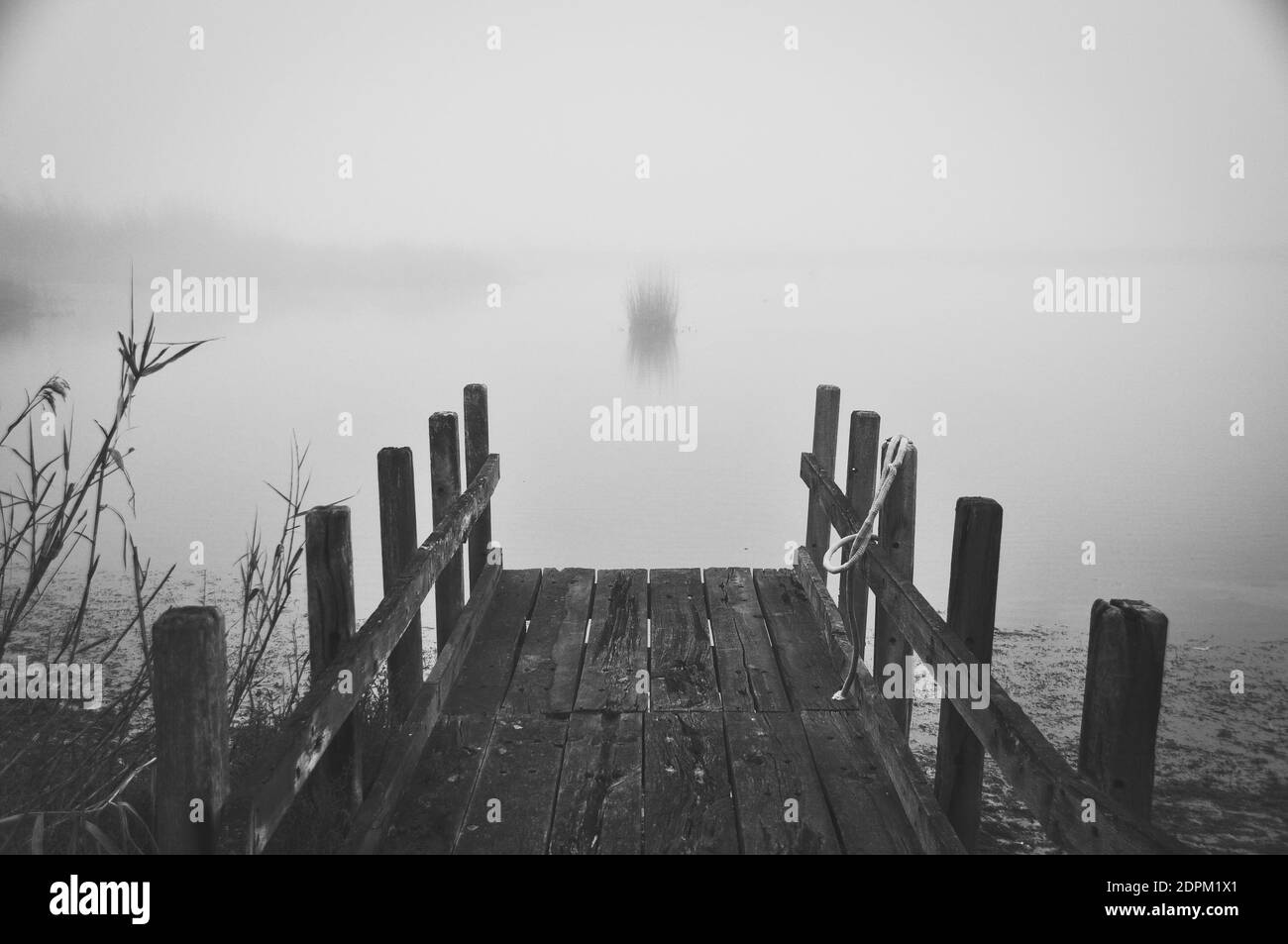 Muelle de madera sobre el mar contra el cielo Foto de stock