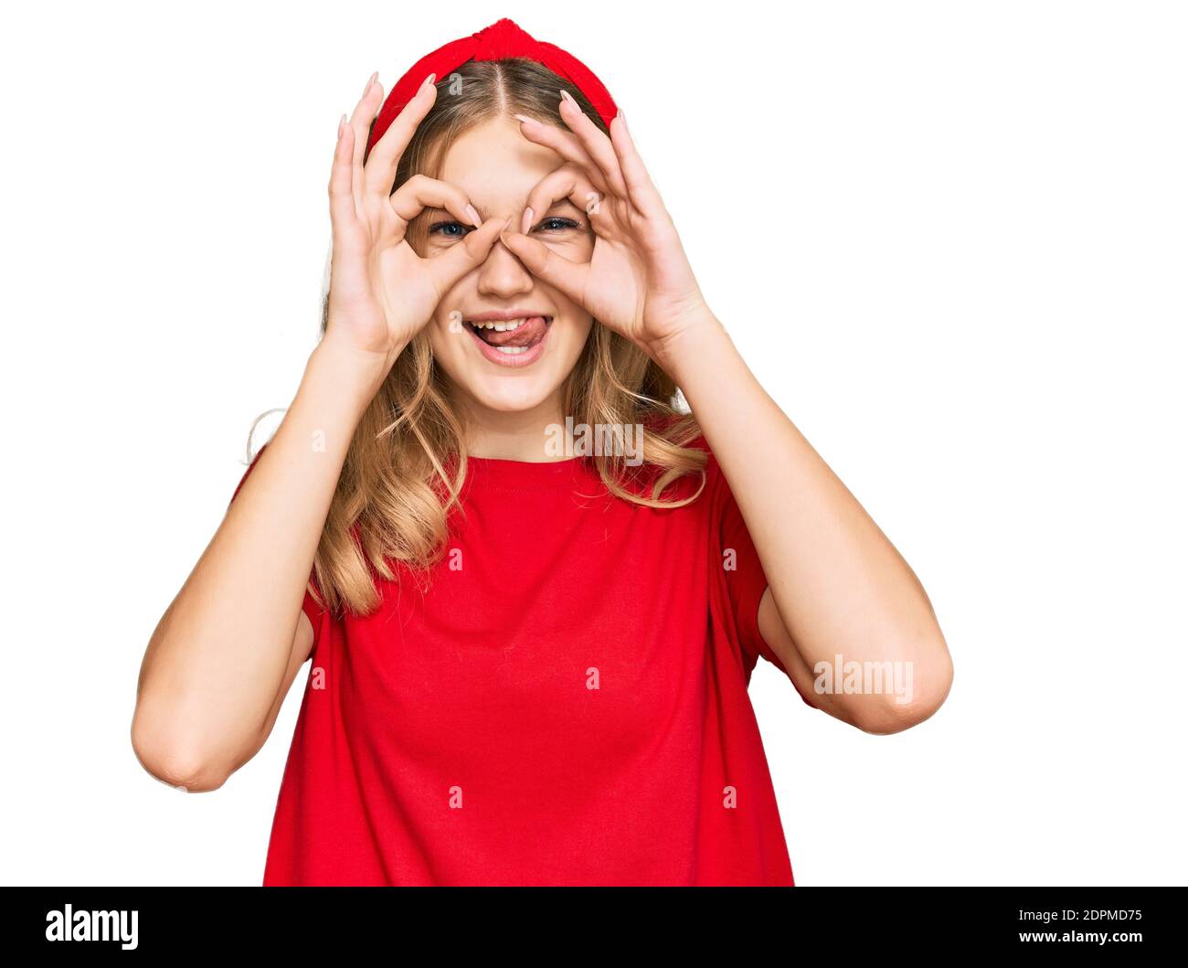 Hermosa niña caucásica con camiseta roja informal pegando la