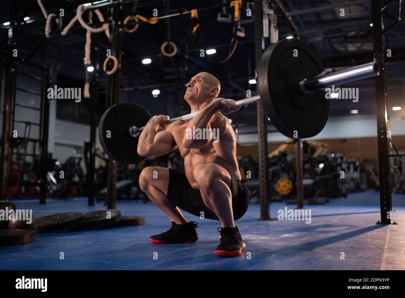 El Hombre Que Realiza Un Crossfit Detrás Se Pone En Cuclillas Ejercicio  Foto de archivo - Imagen de peso, weightlifting: 90701504