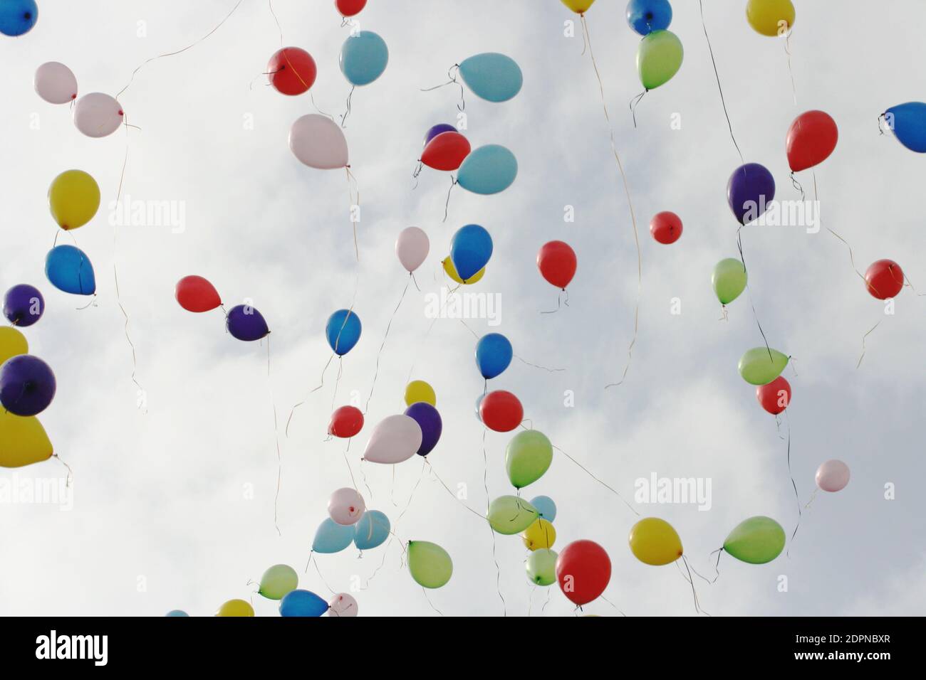 deletrear La forma reserva Vista en ángulo bajo de globos volando en el cielo Fotografía de stock -  Alamy