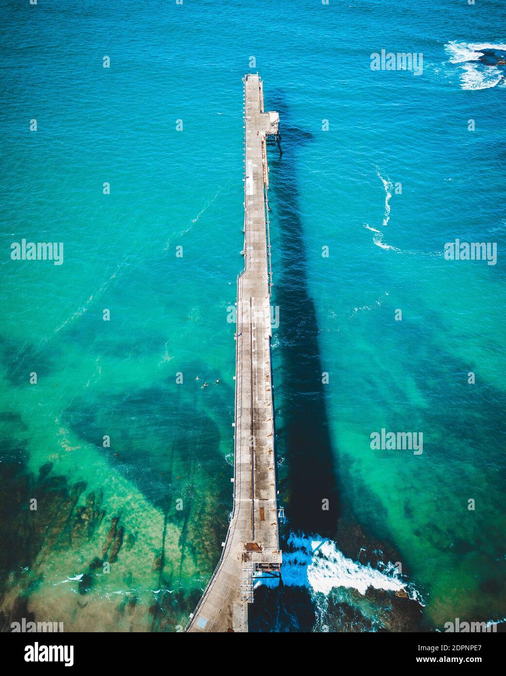 Vista aérea del muelle sobre el mar Foto de stock