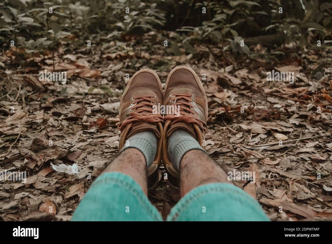 Bajo la sección del hombre zapatos sentados en campo Fotografía de stock -  Alamy