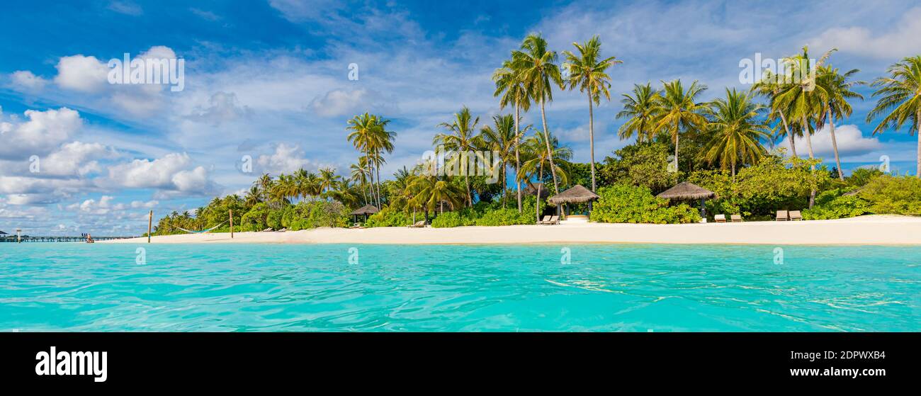 Playa tropical, Maldivas. Camino de embarcadero hacia la tranquila isla paradisíaca. Palmeras, arena blanca y mar azul, vacaciones de verano perfecto paisaje Foto de stock