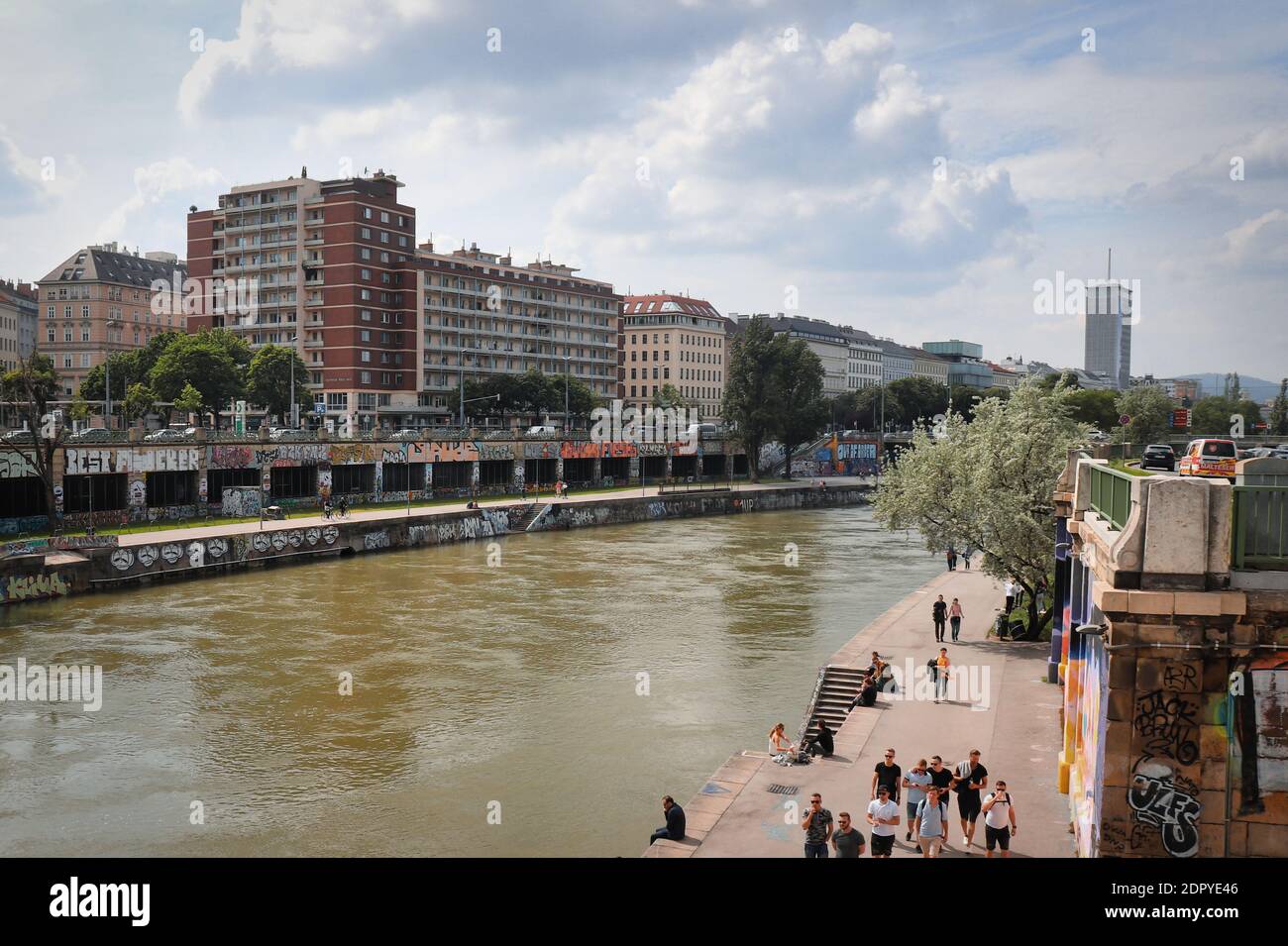 Río Danubio en Viena, Austria en un día de primavera. Foto de stock