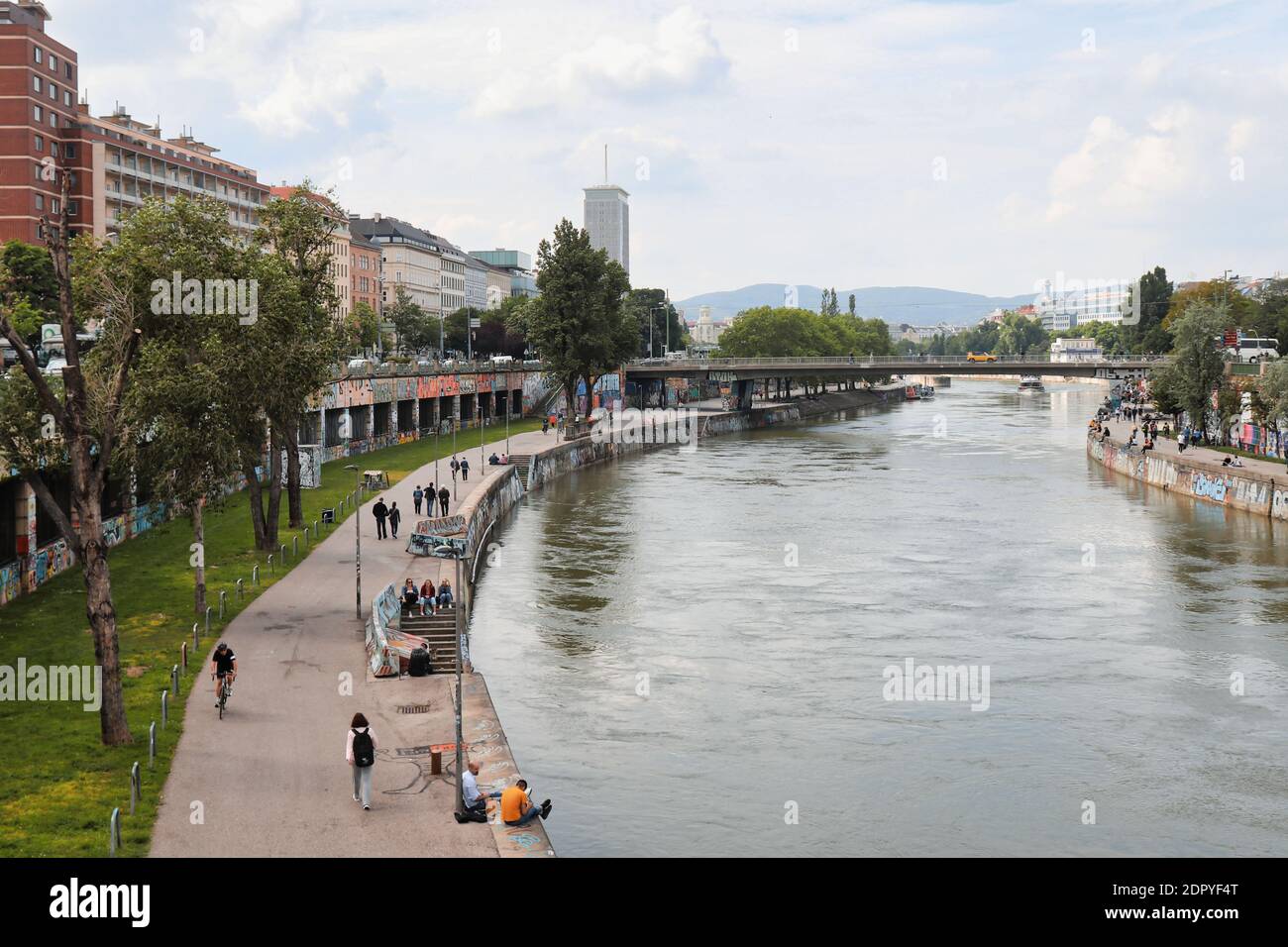 Río Danubio en Viena, Austria en un día de primavera. Foto de stock