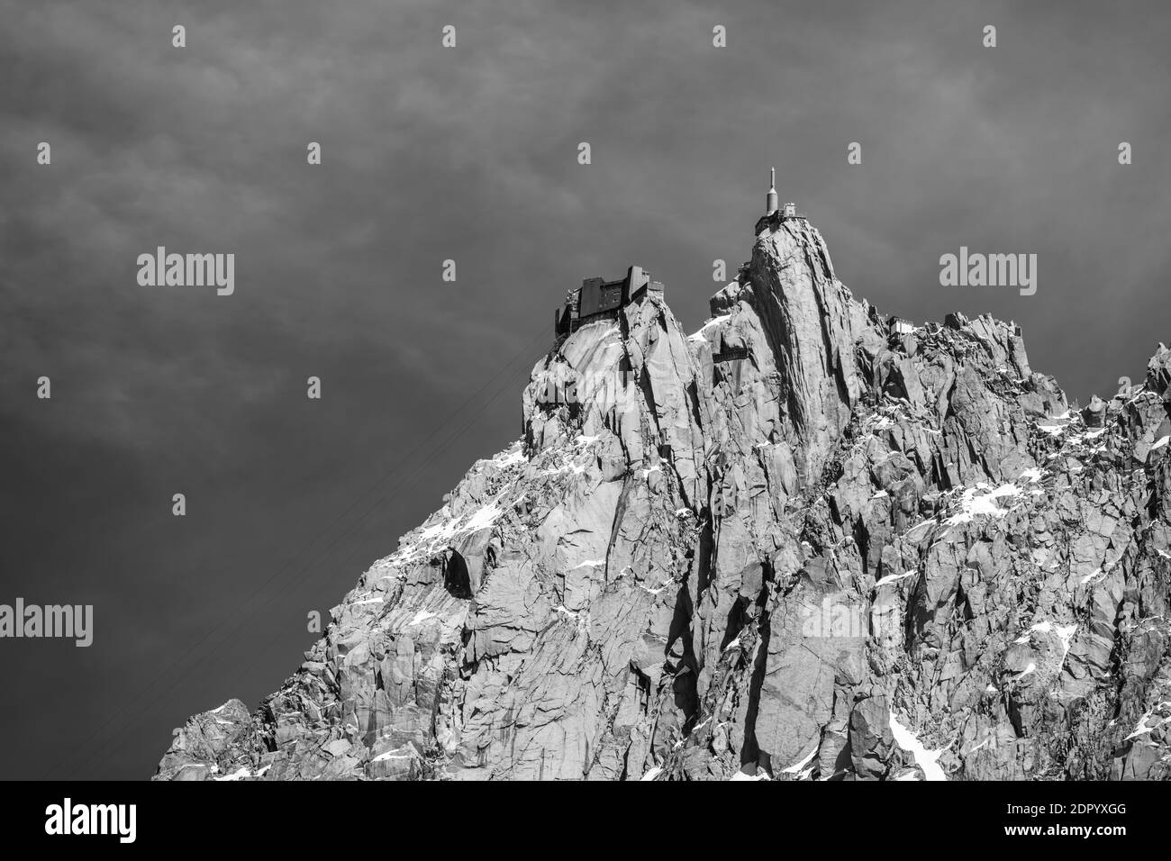Blanco y negro, cima de montaña en nubes, estación de montaña del teleférico, Aiguille du Midi, Chamonix, Alta Saboya, Francia Foto de stock