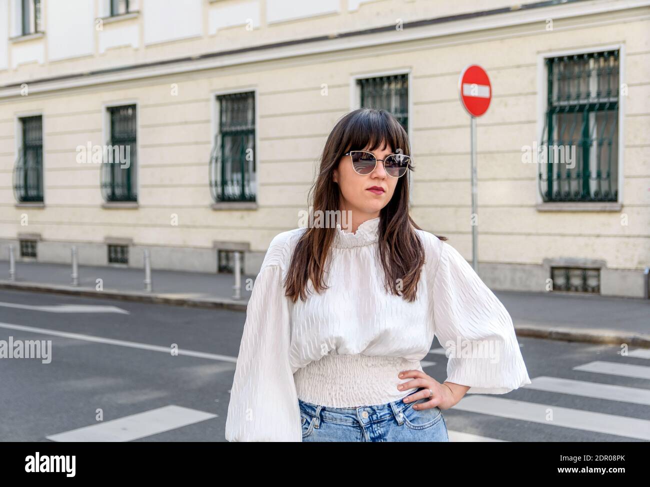 Retrato de una bella joven en la ciudad. Ropa chic informal, de moda,  estilo de vida Fotografía de stock - Alamy