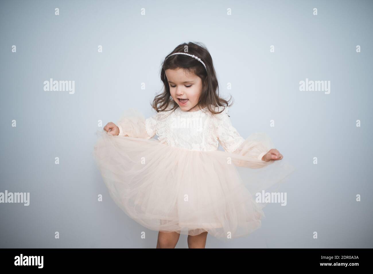 Niña de 3 años de edad en la fiesta de cumpleaños Fotografía de stock -  Alamy