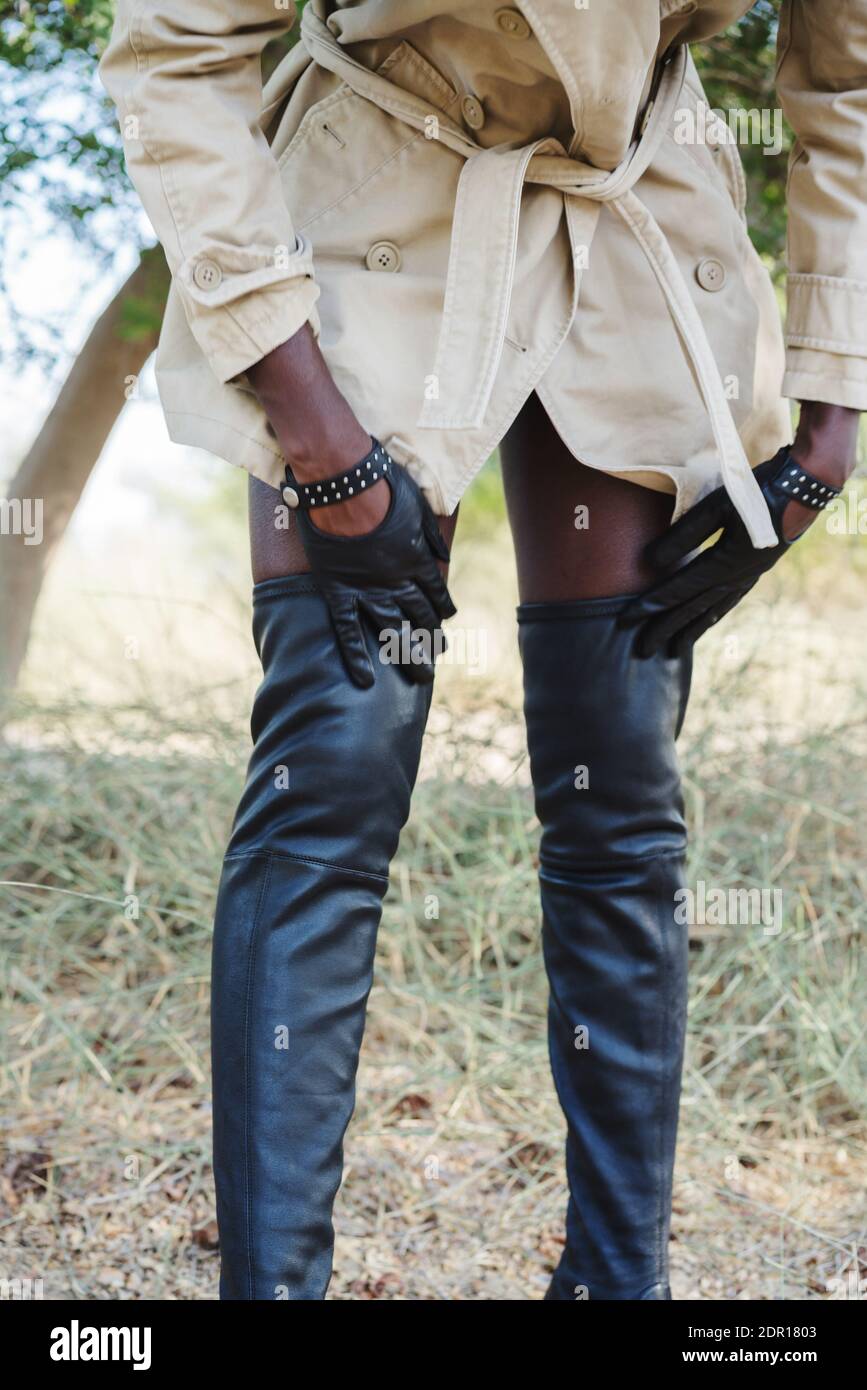 Botas Altas Negras Hasta La Rodilla Fotos e Imágenes de stock - Alamy