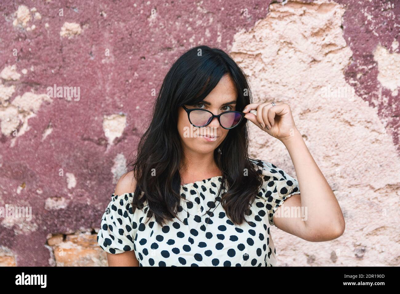 Retrato una hermosa mujer con gafas, hipster, mirada bibliotecaria, pelo largo, cara Fotografía de stock - Alamy