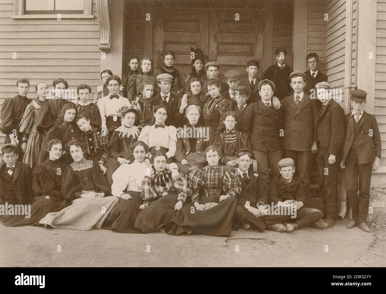 Fotografía antigua c1897, grupo de estudiantes de secundaria en Massachusetts. El maestro está en la fila superior, en el centro, con un sombrero de lujo. Foto de la Sra. L.M. Mitchell de Beverly, MA. FUENTE: FOTOGRAFÍA ORIGINAL Foto de stock