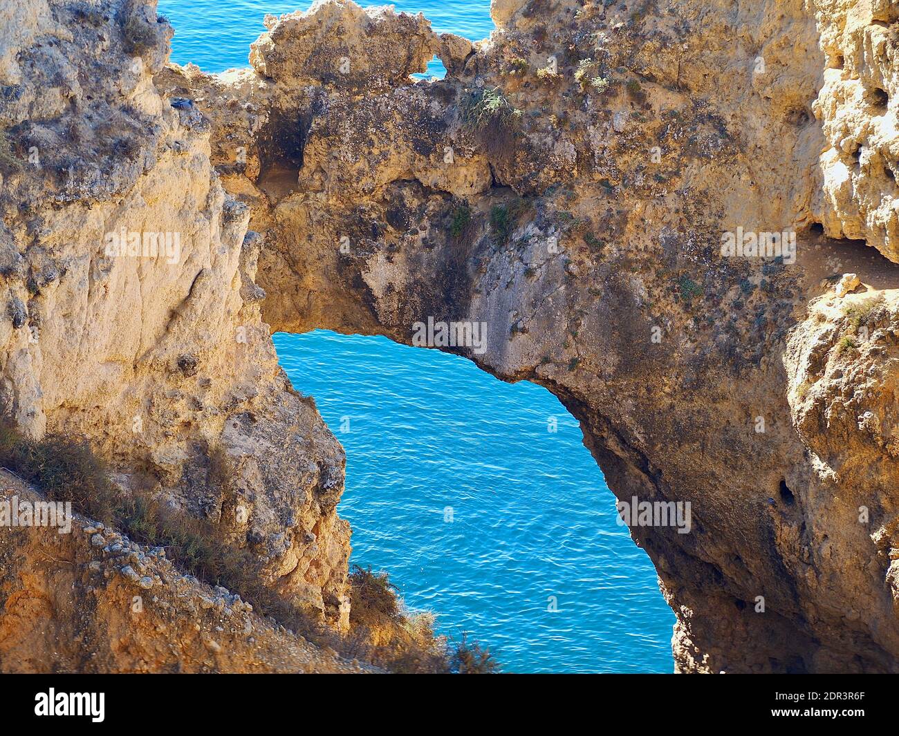 La belleza de Portugal-vista aérea de los acantilados que forman un Puerta con un corazón alrededor del mar en el Algarve Costa de Lagos Foto de stock