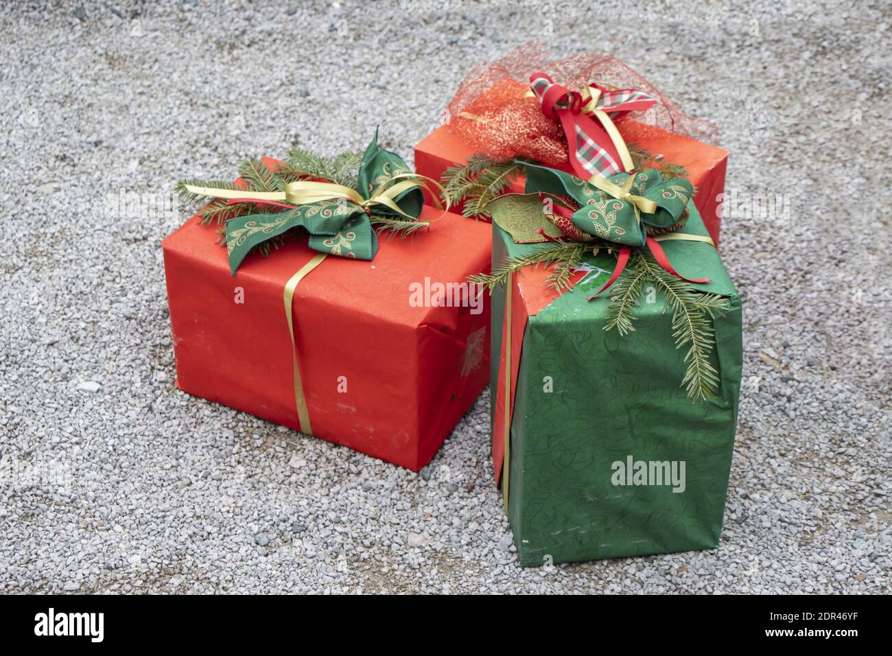 Adornos de Navidad con cajas de regalo de Navidad Fotografía de stock -  Alamy