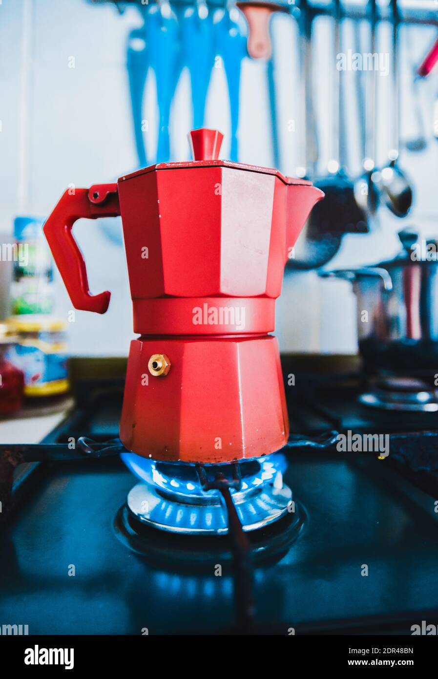 Cafetera En La Estufa Fotos e Imágenes de stock - Alamy