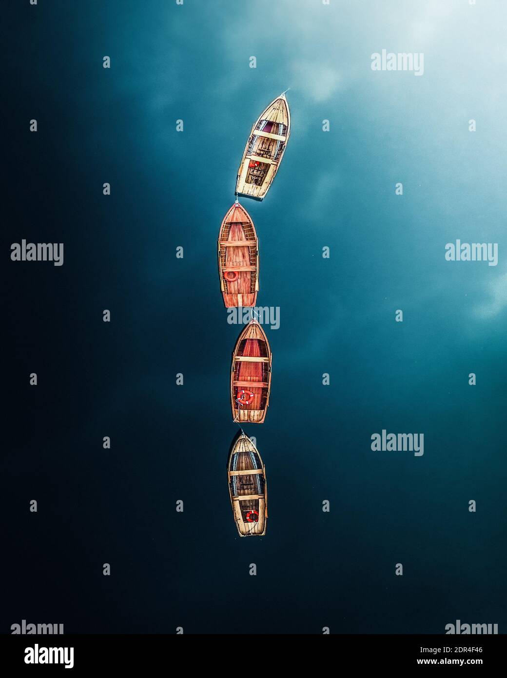Barcos de madera en un lago Foto de stock