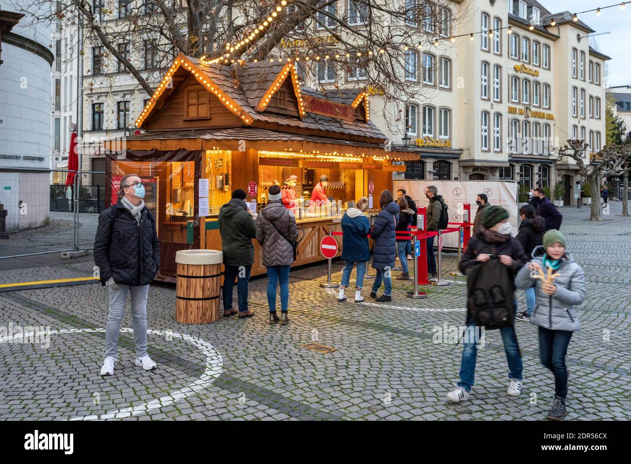 Fin de semana de adviento en el casco antiguo de Dusseldorf después de la encierro La crisis de la Corona - pequeño mercado de Navidad en Burgplatz Foto de stock