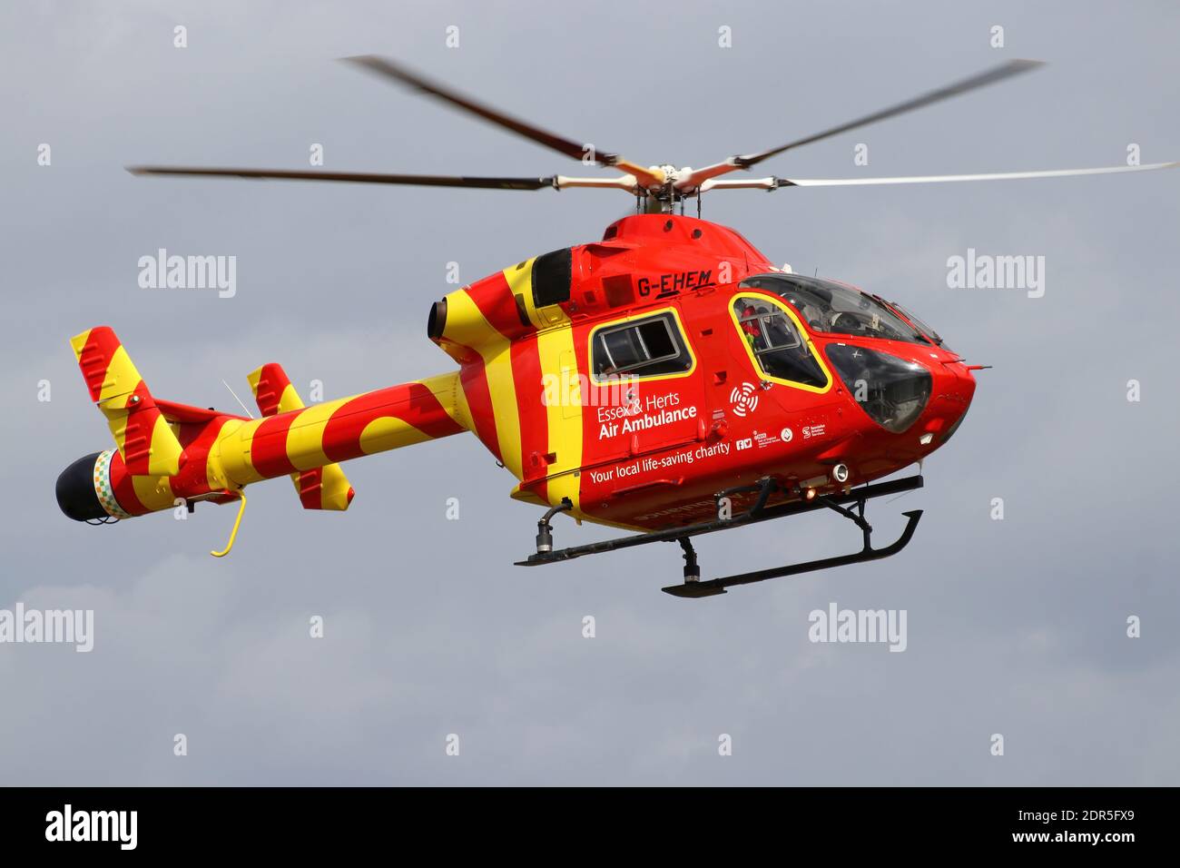 Essex y Herts ambulancia aérea aterrizando en un campo para y rescate de emergencia después de un accidente Foto de stock