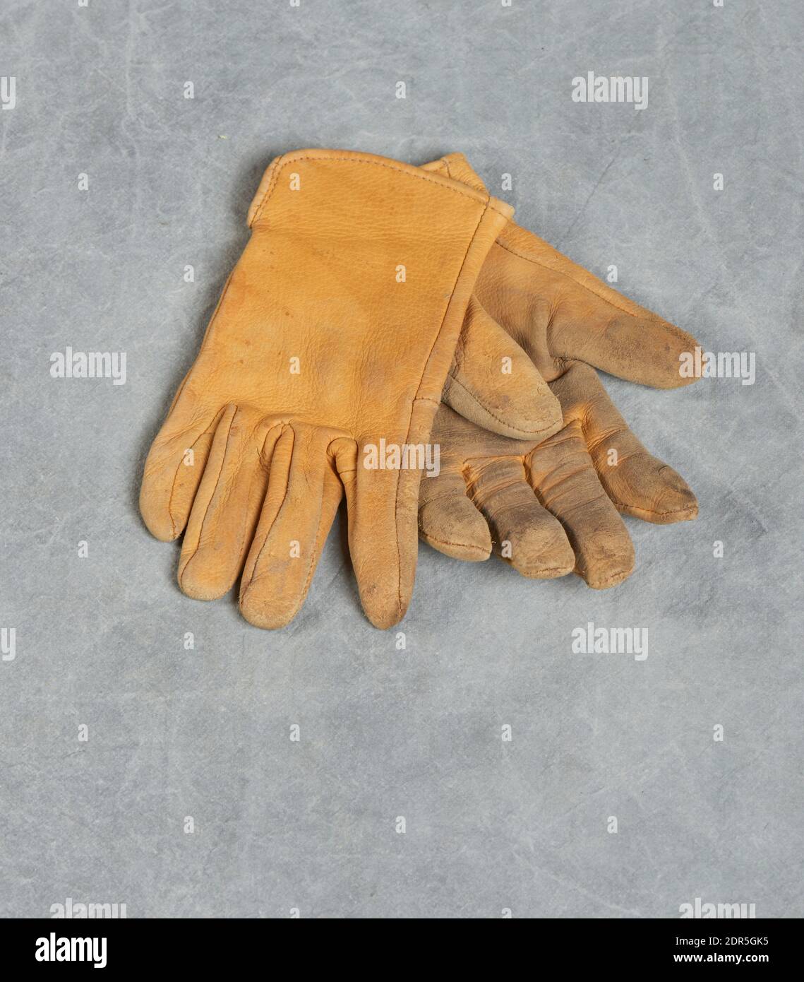 un par de guantes de trabajo de cuero vaquero Fotografía de stock - Alamy
