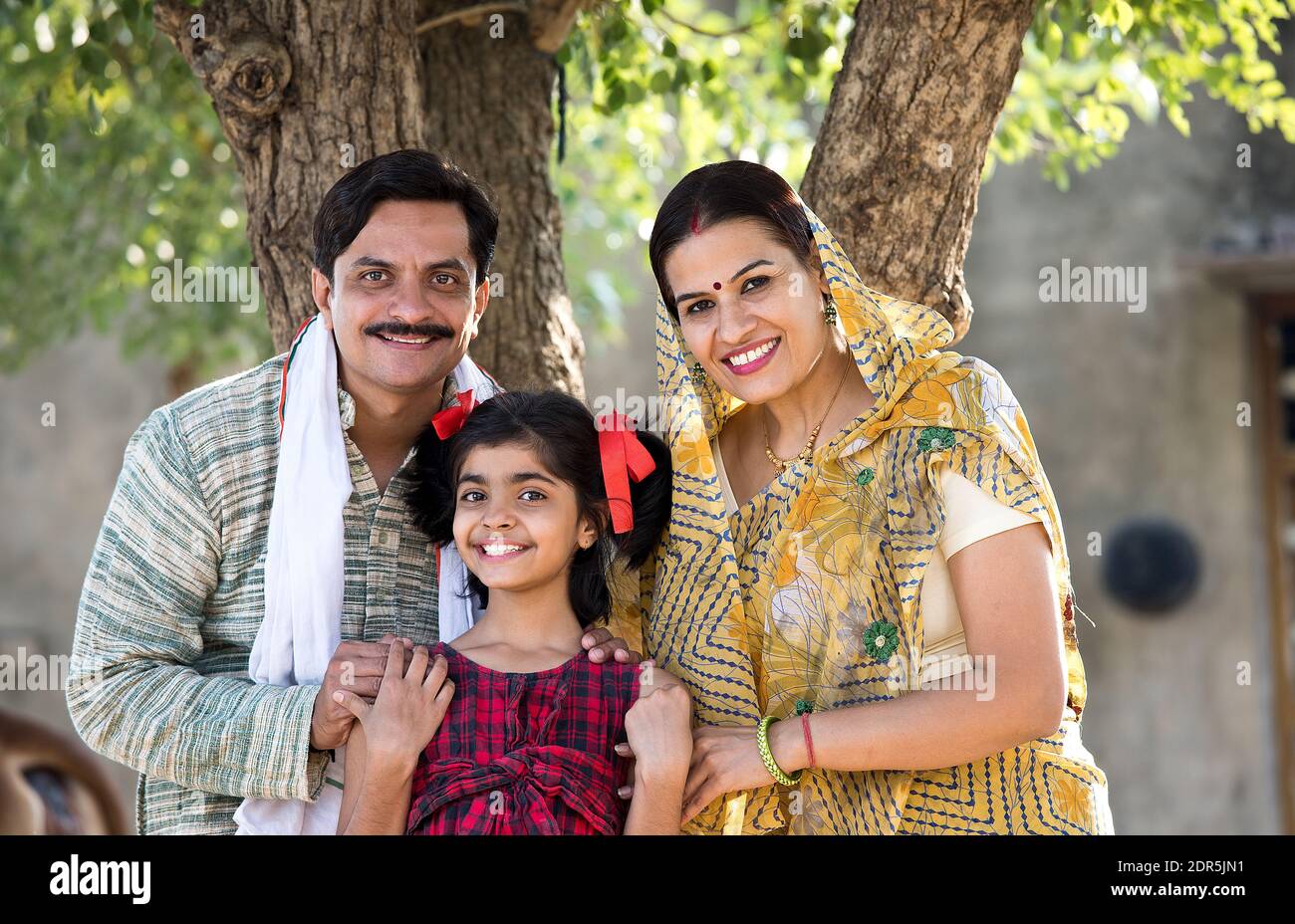Familia rural India con su hija mirando la cámara Foto de stock