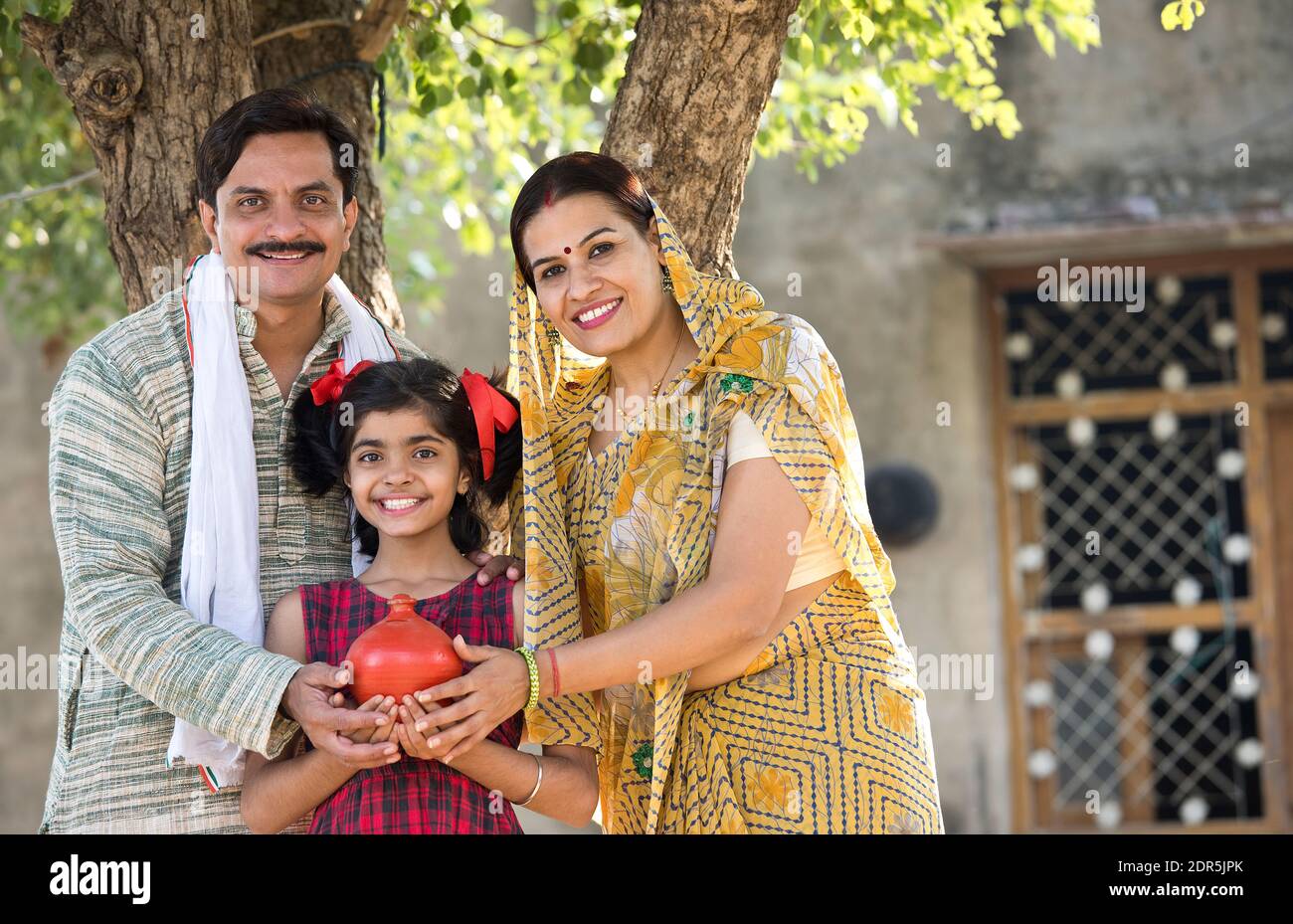 Familia rural India con su hija en el banco de pigmeo Foto de stock